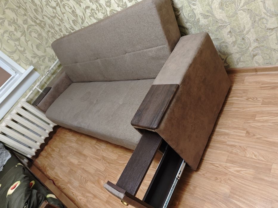 Продам диван в среднем состоянии