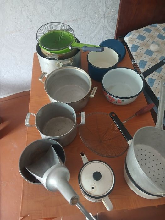 Продам разную посуду,дуршлак,кастрюльки итд