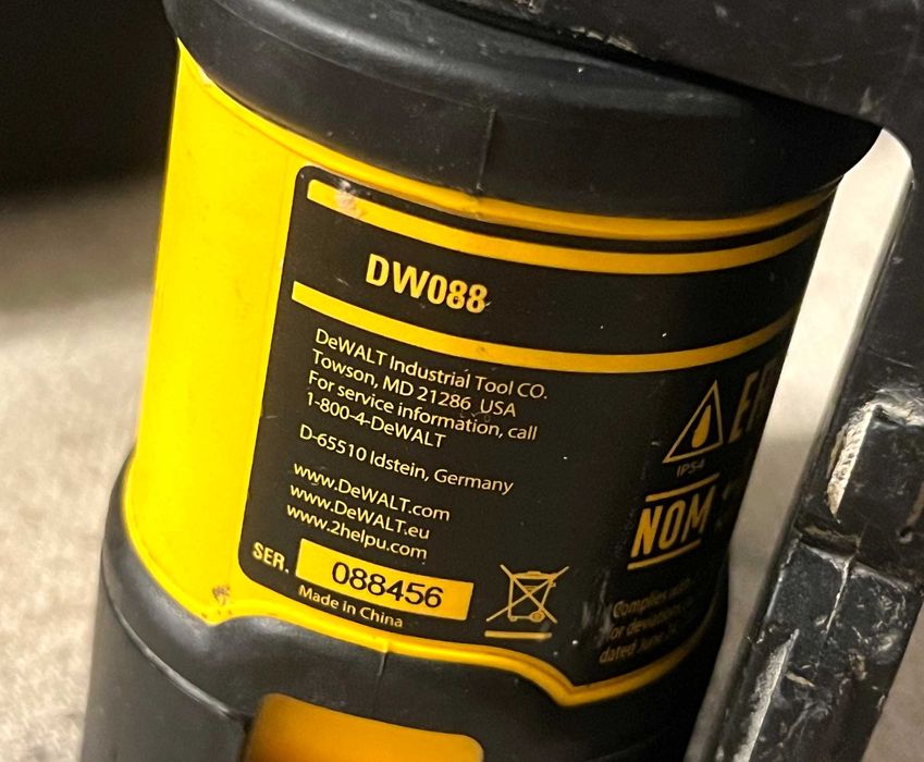 Nivela laser DeWalt DW088 cu 2 linii rosii si autonivelare cu precizie