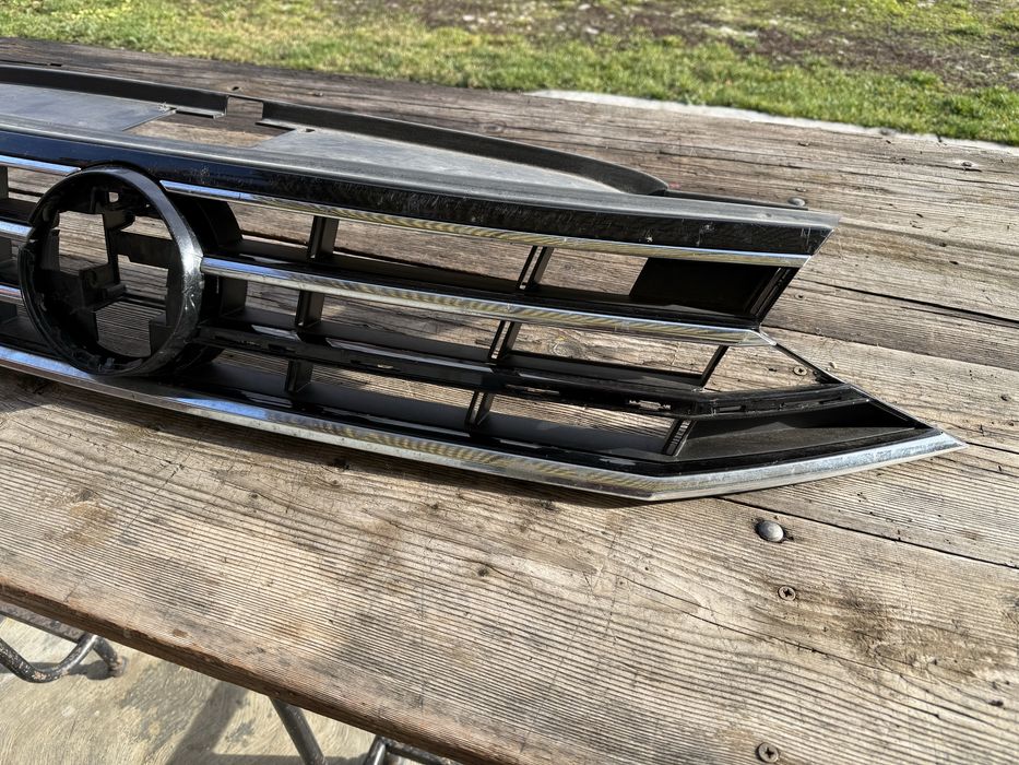 Grila masca fata passat B8 avariata