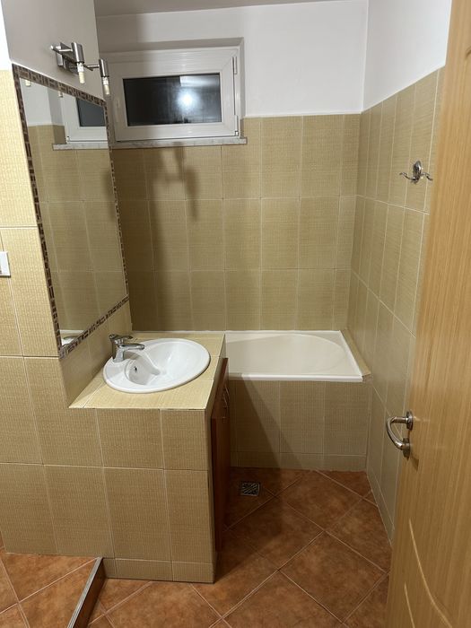 Se da in chirie pe termen lung,apartament cu 3 camere,mobilat partial