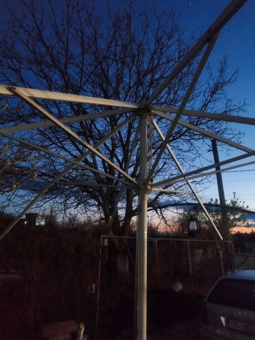 Продавам градински чадър много здрав от старата генерация