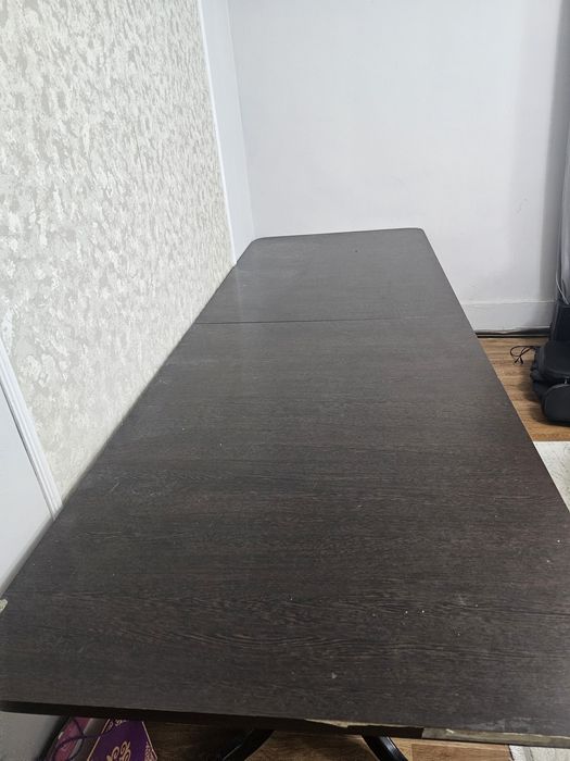 Темно коричневый стол для гостей