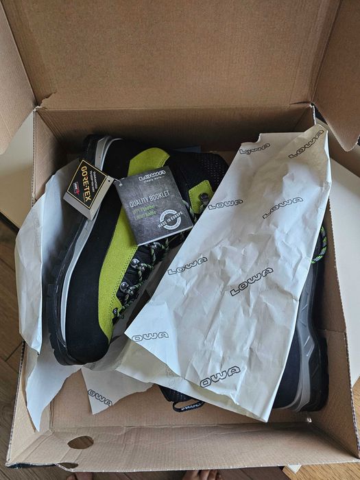 Туристически обувки LOWA.