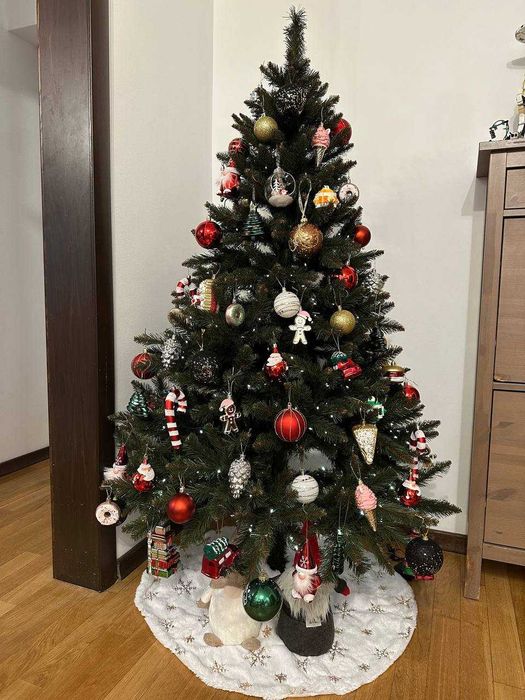 Brad de Crăciun cu ornamente — ca nou, set complet