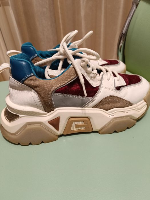 Продаются кроссовки