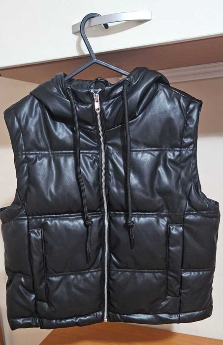 Грейка с качулка DeFacto black faux leather puffer vest