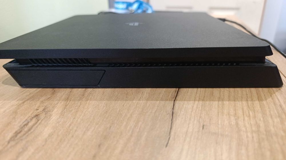 PS 4 slim Плейстейшън 4