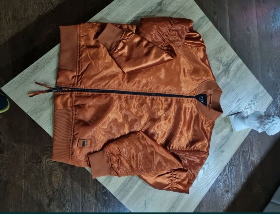 Бомбер атласный утепленный морковного цвета.Состояние идеальное .