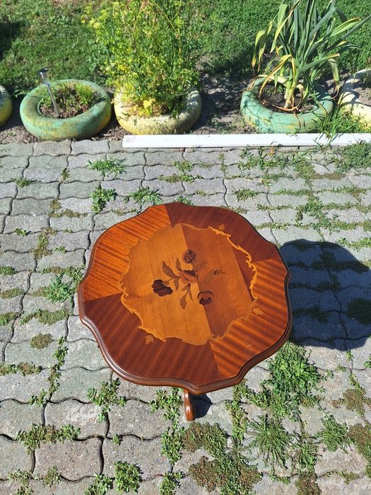Masă din lemn masiv cu design elegant și personalitate.