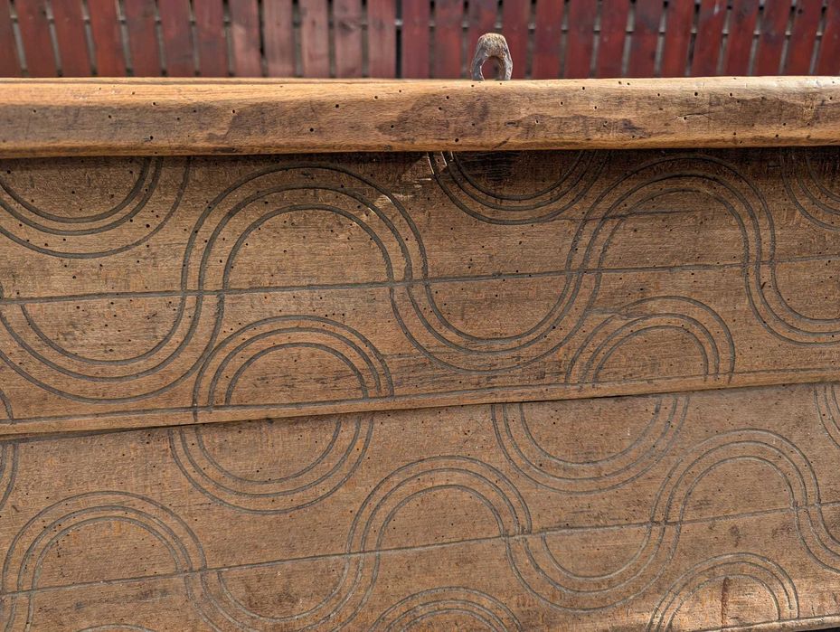 Ladă de zestre veche din lemn masiv, sculptată manual, autentică