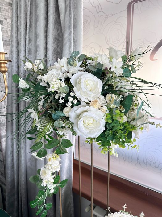 Vând aranjamente florale artificiale premium, ideale pentru mese de evenimente, nunți, botezuri sau decor locații.