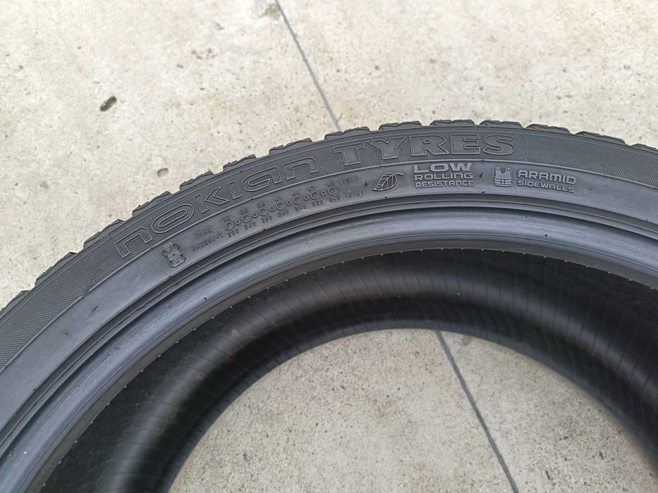 Doua anvelope iarna 295 35 21 nokian wr suv4 profil de 6,5 mm