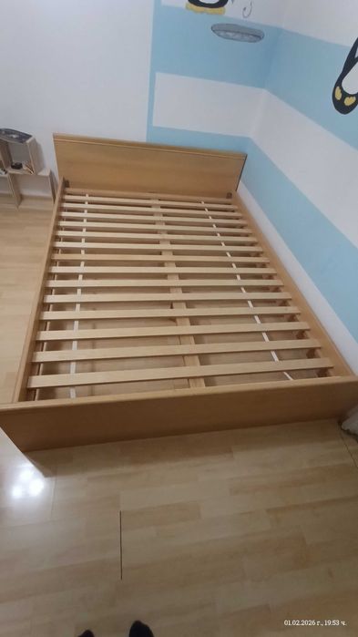 Продава се легло 200/140 с подматрачна рамка, без матрак, разглобено.