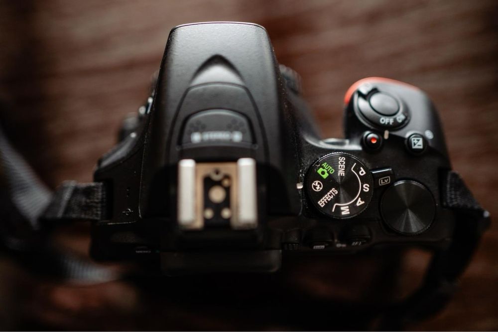 Vând Nikon D5600 + 3 obiective + accesorii