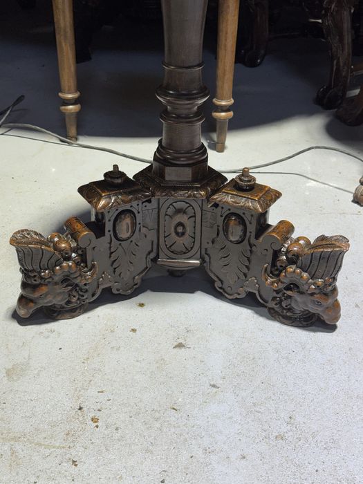 Stativ din lemn masiv cu picioare sculptate