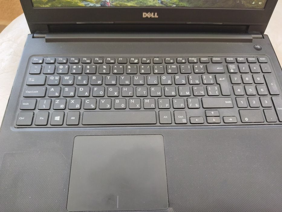 Лаптоп Dell Vostro 15 3000 Series