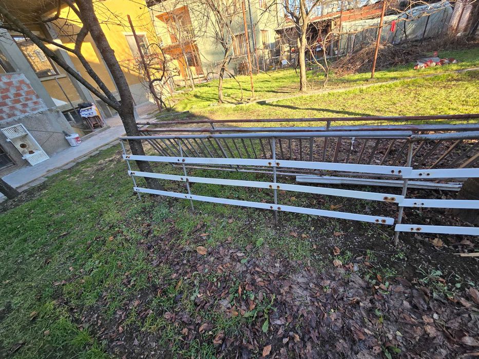 Решетки за прозорци за мазе и Железни парапети