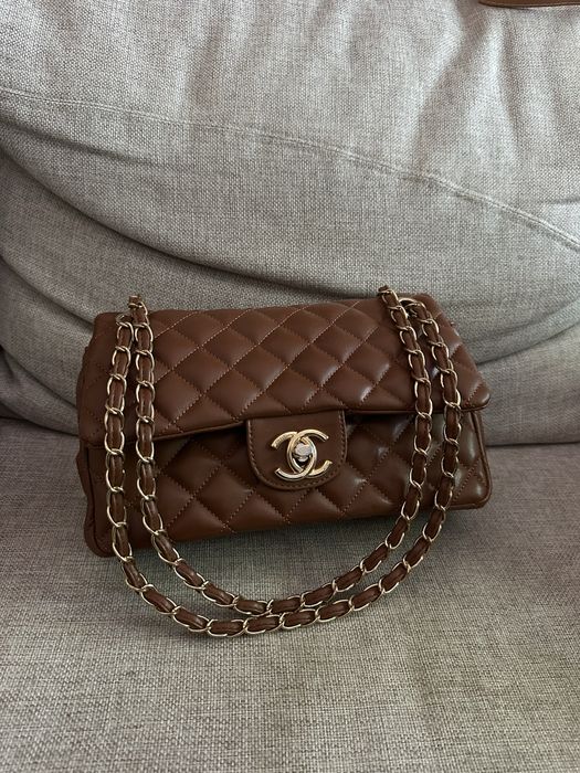 Емблематична чанта на Chanel в кафяв цвят и златни елементи