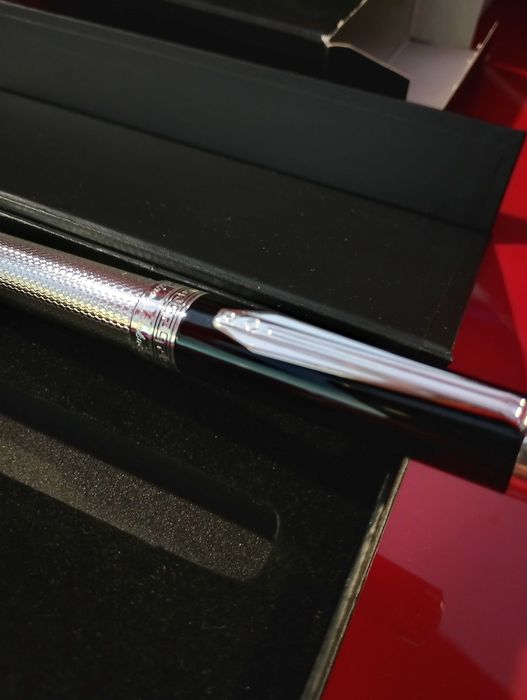 Продавам оригинална химикалка Tonino Lamborghini . Тя е с оригиналния пълнител с който е закупена като нова един собственик.