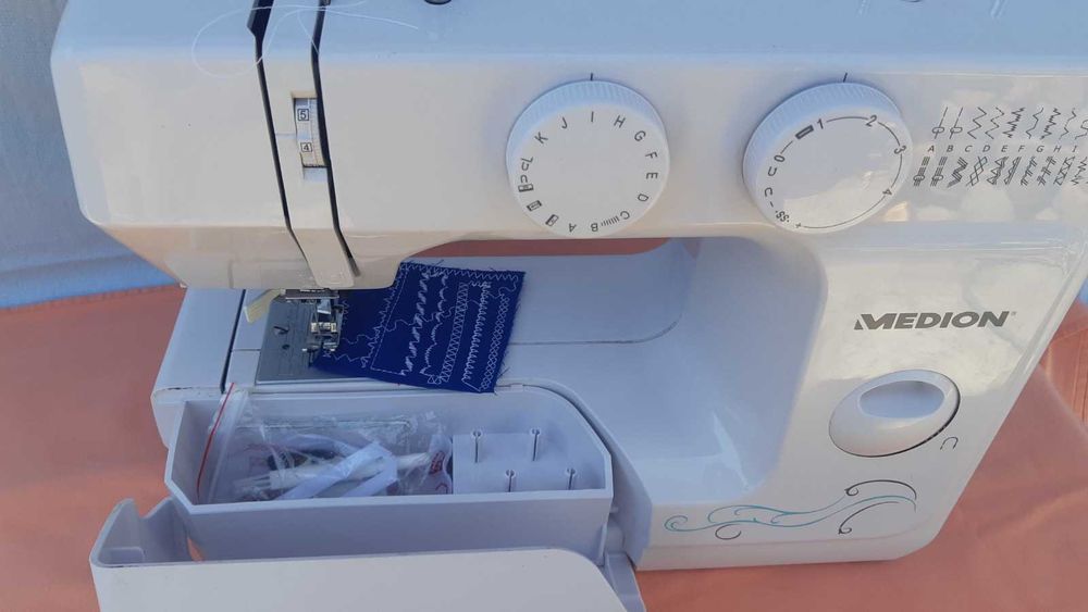 Mașină de cusut electromecanică