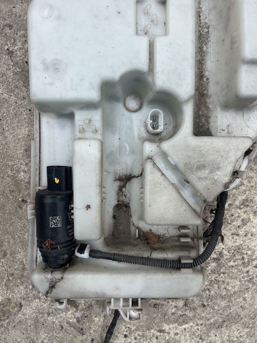 Казанче течност чистачки бмв ф30 ф31  bmw f30 f31 kazanche