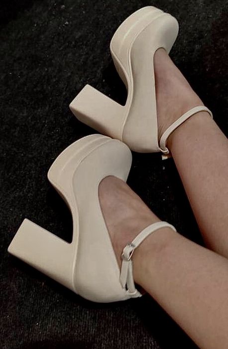 Pantofi bej cu toc