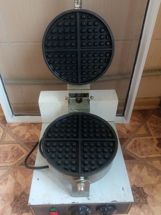 Вафлница почти новый