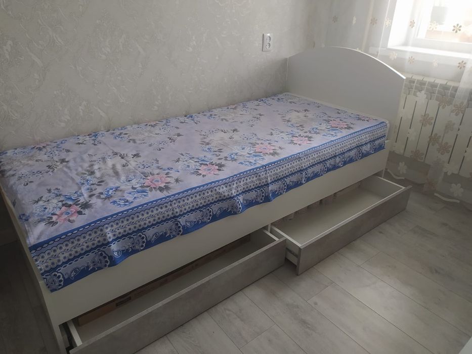 Спальный гарнитур, кровать и стол