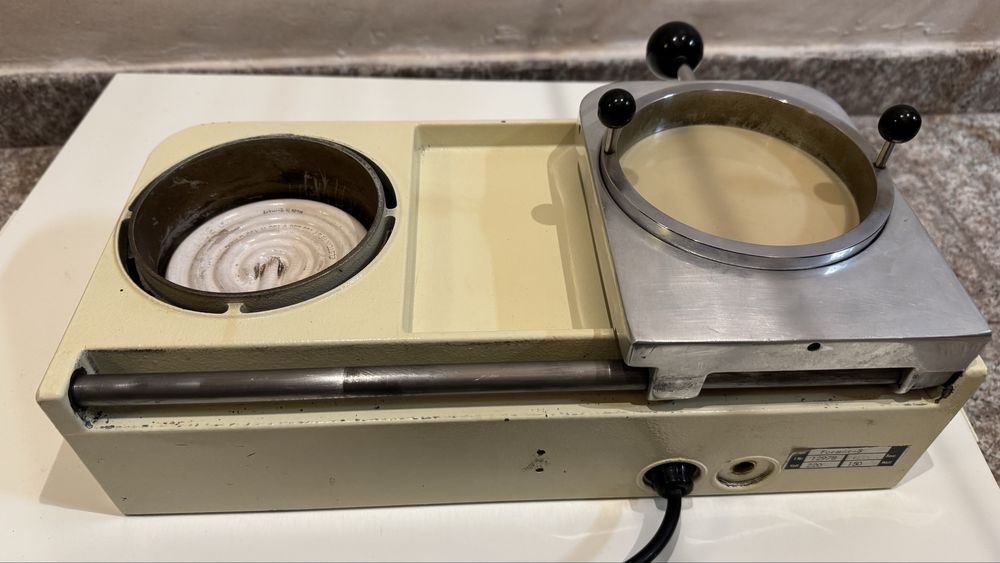 Термоформовъчна машина Schütz Dental Format S за изтегляна на шини. S