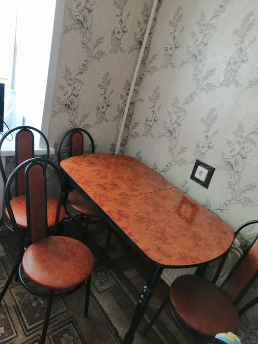 Стол со стульями