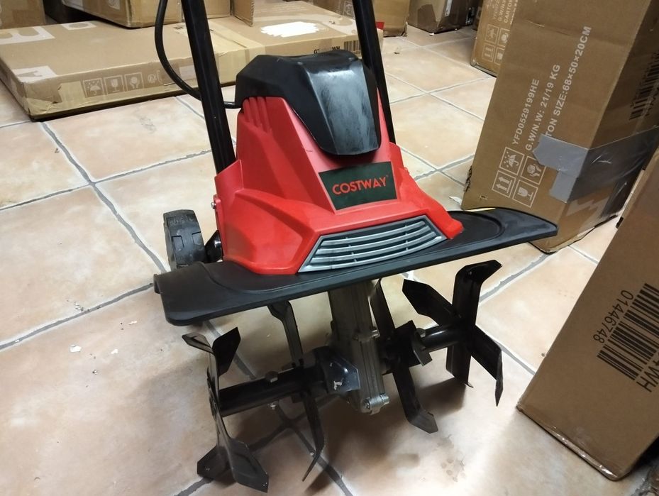 Motosapă cu o adâncime de 22 cm şi lățime de lucru 35 cm