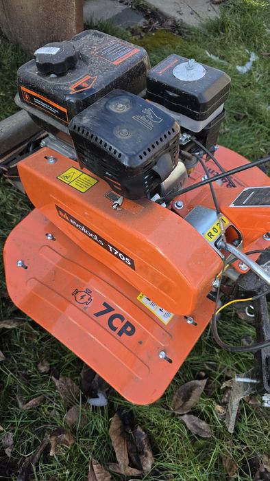 Vând motosapă    ..