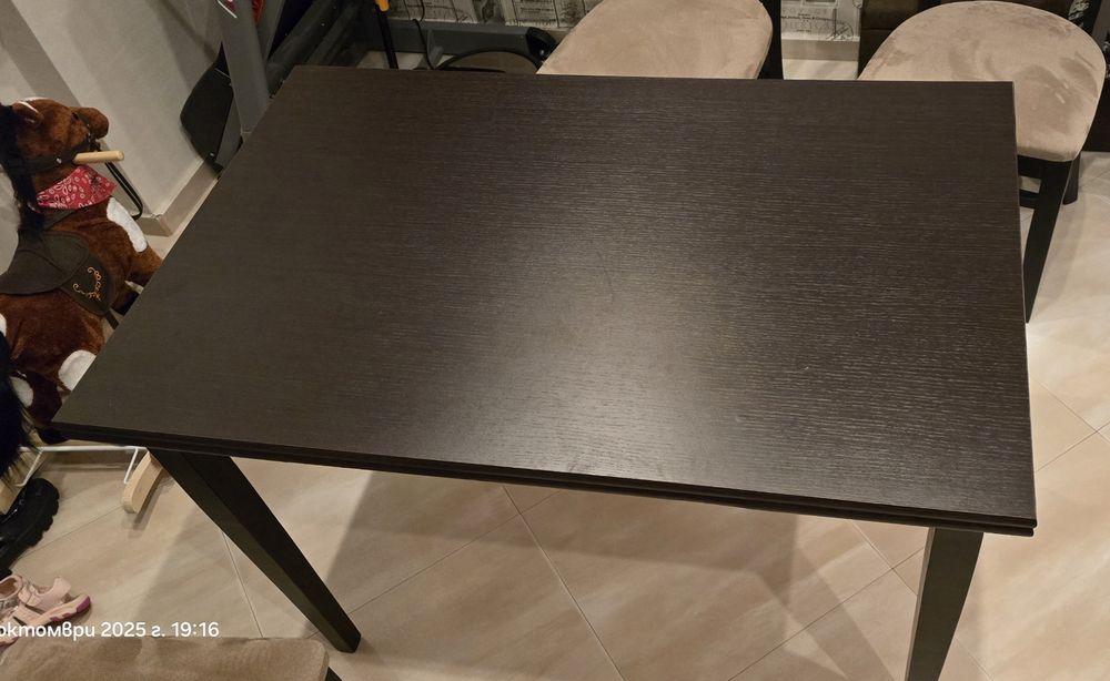 Трапезна маса със 4 стола в цвят венге