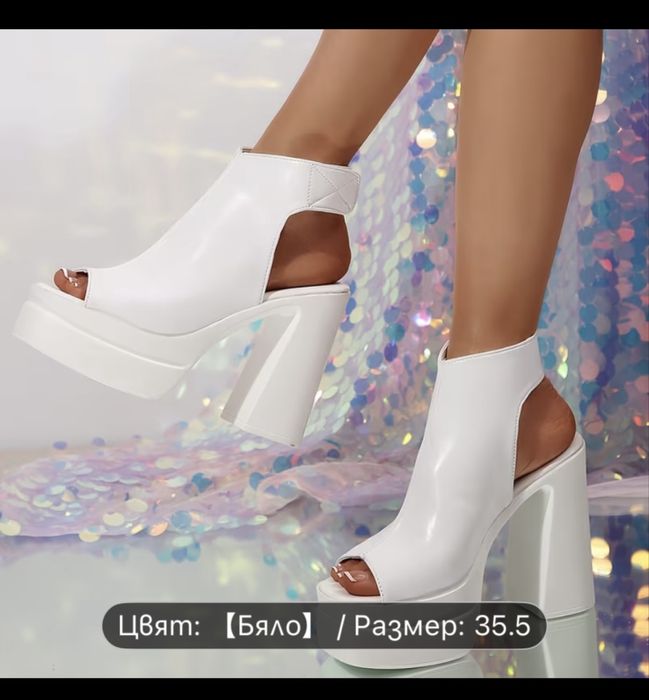 Бели високи обувки с лепенка