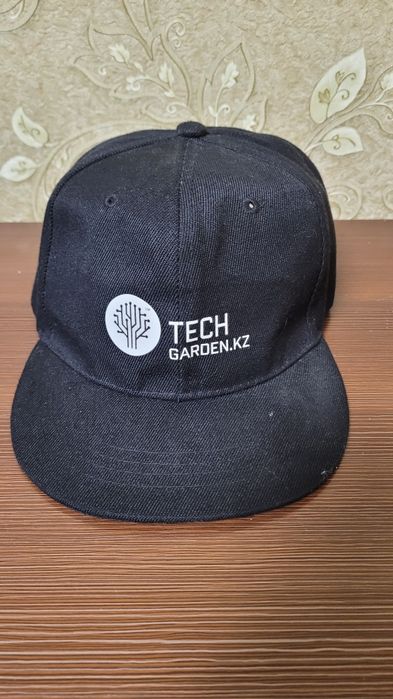 Кепки, тысяча за штуку