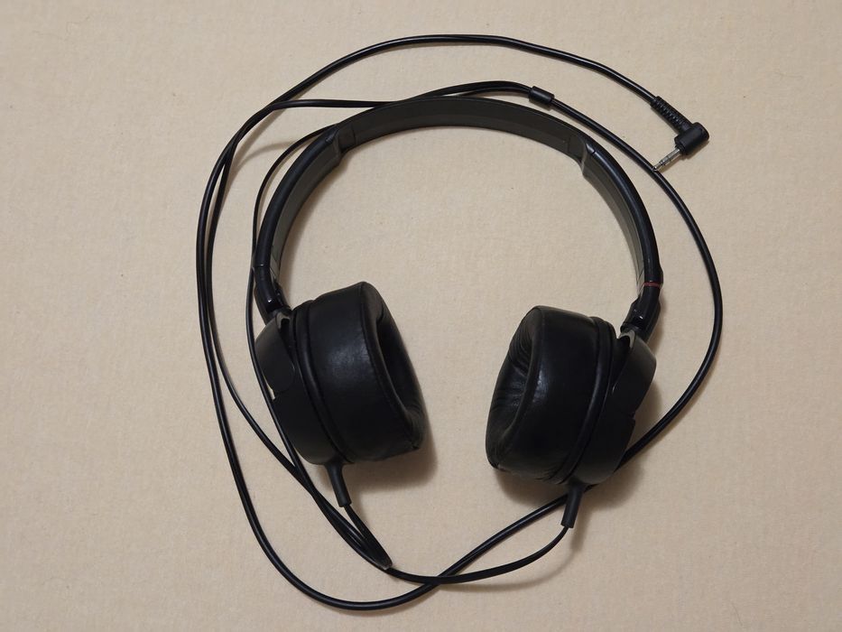 Căști Sony MDR-ZX100 cu cupe noi, din piele naturală, în stare foarte bună