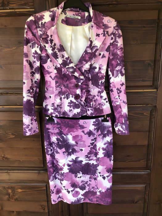 Costum din doua piese, fusta si sacou, 300 lei, în stare foarte bună