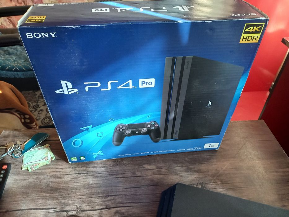 PS4 pro ideal 1TB hotira 18 o'yinlari bor 2 yangi djoystik bor plombas
