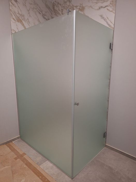 Execut:Cabine Duș, Paravane ,Oglinzi .