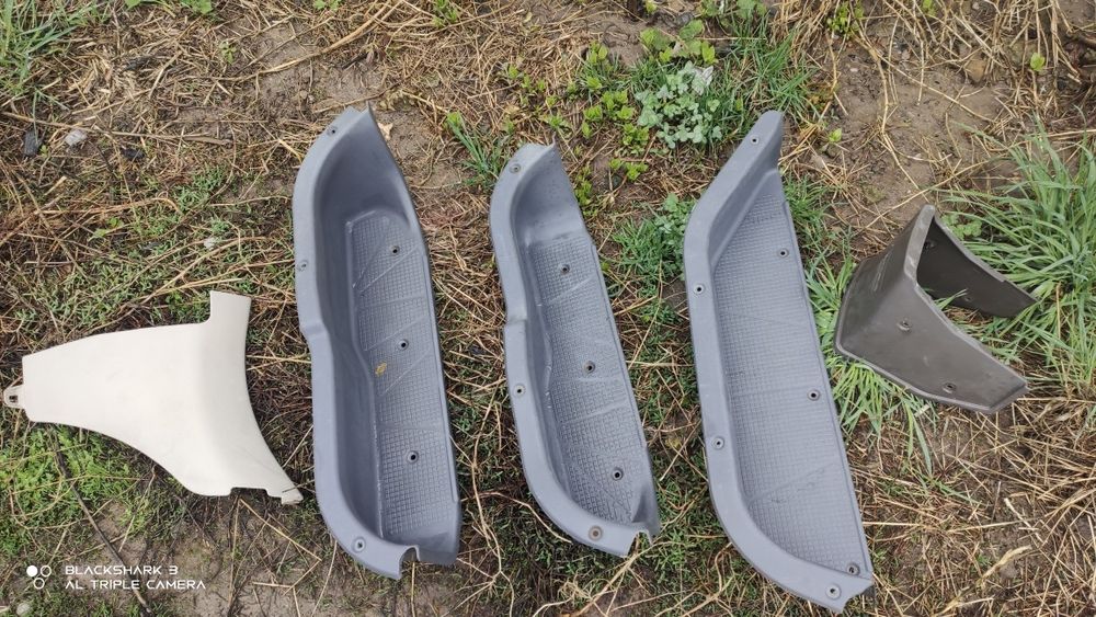 Пороги пластиковые на делику булку. Комплект