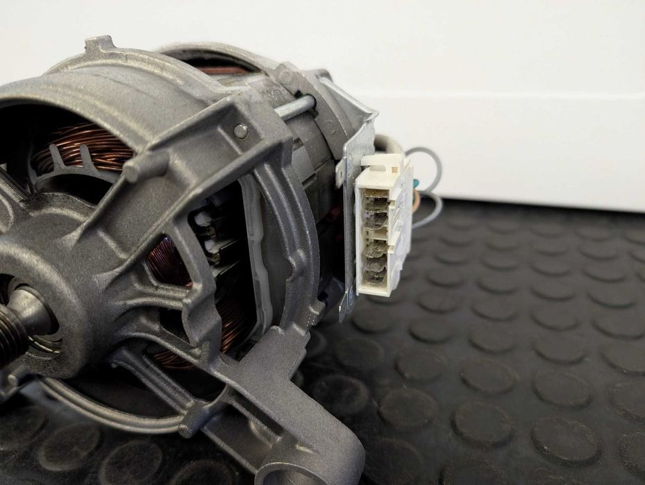 Motor in 3 prinderi , Nidec masina de spalat indesit Whirlpool / R3