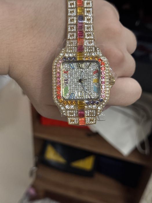 Часы Cartier с камянми