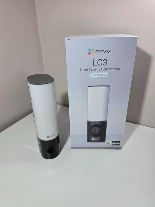 Camera de supraveghere smart / inteligenta EZVIZ LC3 Corp de iluminat perete exterior