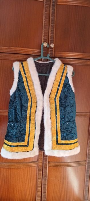 Продаются  камзолы и чапаны  новые