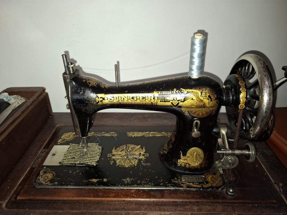 Singer Model 28 (1904 г.) – Работеща ретро шевна машина с оригинален шкаф и чугунена стойка