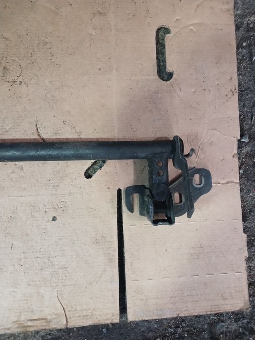 Кронштейн капота БМВ Е30