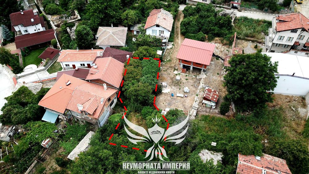 Продавам двуетажна стара къща 60РЗП с хубав двор 234кв. с.Лясково