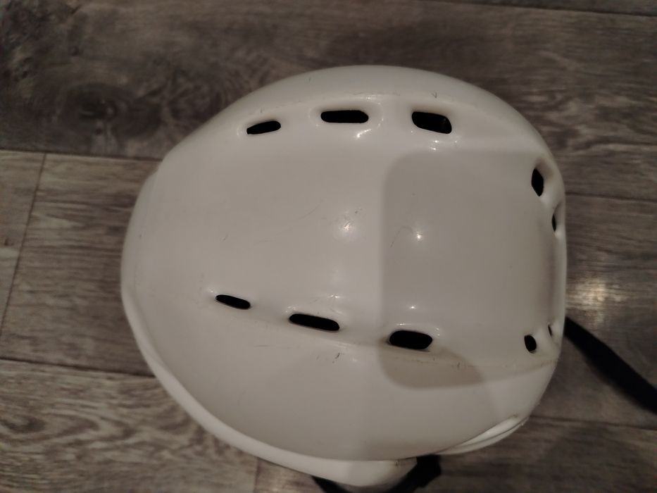 Продам Хоккейныи шлем