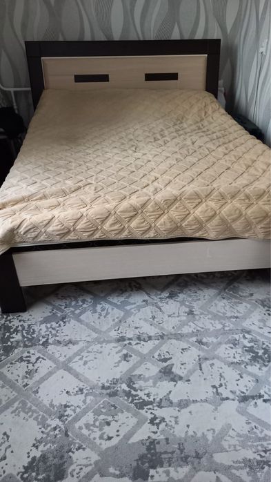 Продам кровать двуспальный с матрасом